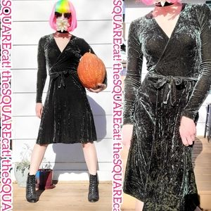 Betsey Johnson 💚 GREEN sexy stretchy velvet wrap style long sleeves midi dress!